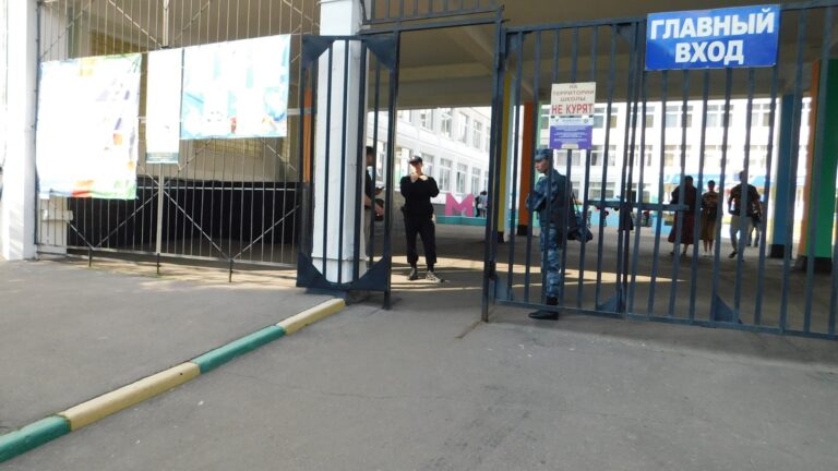 Voters at a polling station in Moscow (file photo)