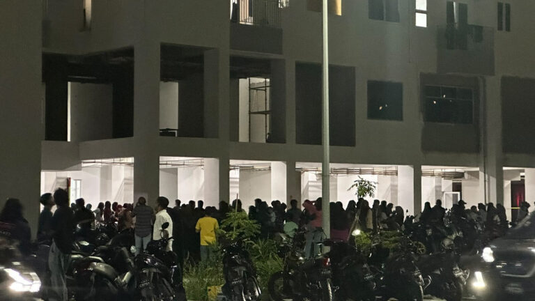 Fire breaks out at Hulhumalé Amaan Udhares tower Smoke rising from Amaan Udhares apartment tower in Hulhumalé after a fire incident